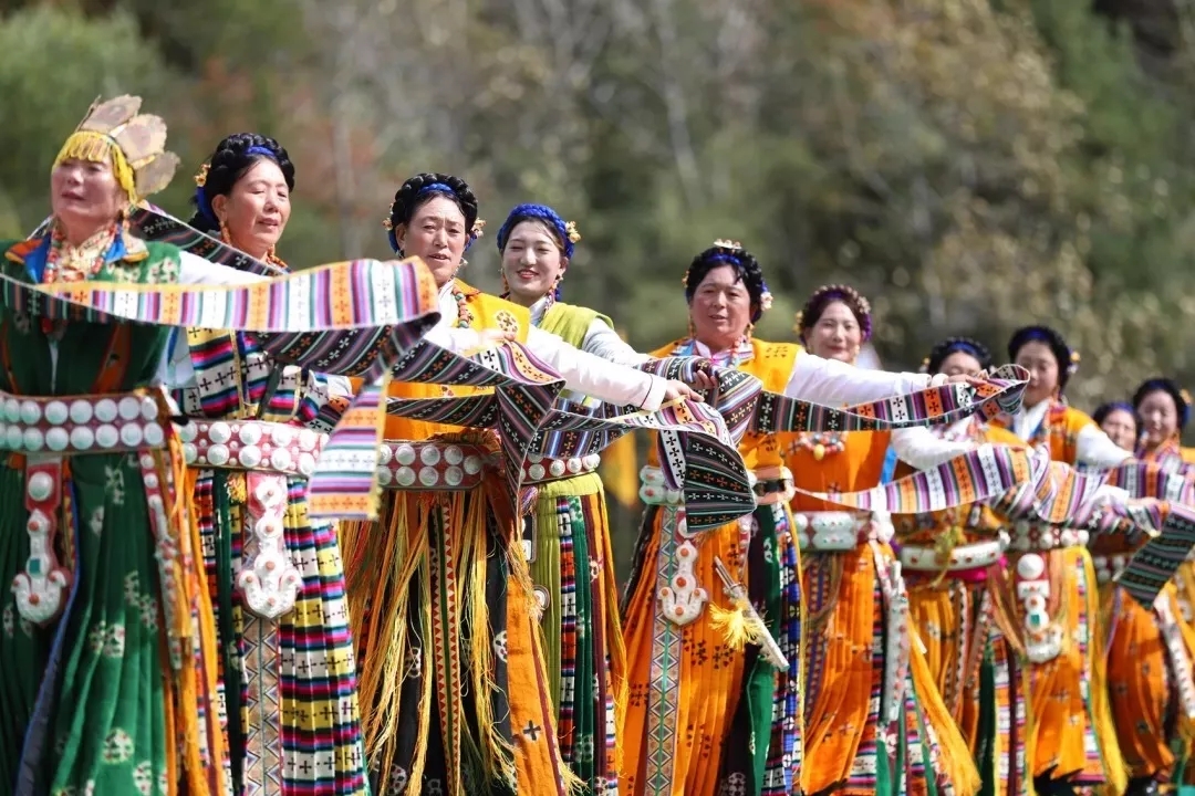 རི་ཆུ་ནགས་གསུམ་གྱིས་བསྐོར་བའི་ཁྲོ་ཆུར་དགའ་སྟོན་གྱི་ཡོ་ལང་རྒྱས།