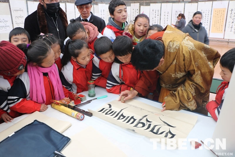 དཀར་མཛེས་ཁུལ་ཡིག་གཟུགས་མཛའ་འབྲེལ་ཚོགས་འདུ་བྲག་འགོ་རྫོང་དུ་འཚོགས་པ།