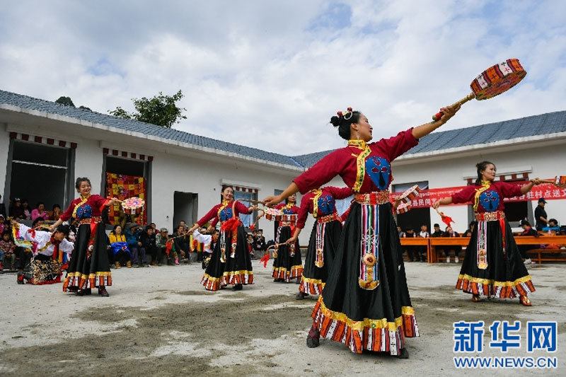 བོད་ལྗོངས་མེ་ཏོག་རྫོང་དམངས་ཁྲོད་སྒྱུ་རྩལ་ཚོགས་པས་གནོད་འཚེ་ཕོག་ཁུལ་མང་ཚོགས་ཚོར་རིག་རྩལ་འཁྲབ་སྟོན་བྱས་པ།