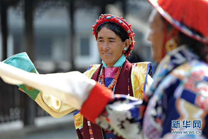 བོད་ཀྱི་ལྷ་མོ་ཀྲེ་ཅང་གི་ཝུའུ་ཀྲེན་དུ་འཁྲབ་སྟོན་བྱས་པ།