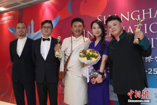 བོད་སྐད་གློག་བརྙན་《ང་ཡི་ཆང་གསོལ་རོགས་》རྒྱལ་ནང་དུ་དུས་གཅིག་ཏུ་བསྟན་པ།