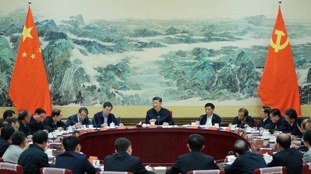 ཞི་ཅིན་ཕིང་གིས་ཀྲུང་ཧྭ་རྒྱལ་ཡོངས་སྤྱིའི་བཟོ་ཚོགས་ཀྱི་སྐབས་གསར་བའི་འགོ་ཁྲིད་ཚན་ཁག་གི་ཁོངས་མི་དང་གྲོས་མོལ་མཛད་པར་མ་ཟད་གསུང་བཤད་གལ་ཆེན་གནང་།
