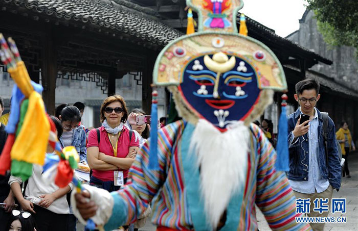 ཝུའུ་ཀྲེན་དུ་ལྷ་མོ་འཁྲབ་སྟོན་བྱས་པ།