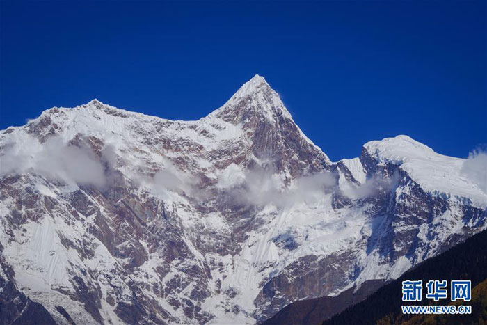སྟོན་དུས་ཀྱི་གནམ་ལྕགས་འབར་བ།