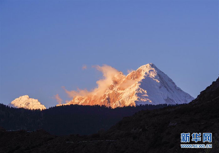 ཉི་འོད་ཁྲོད་ཀྱི་རྒྱ་ལ་བར་གདོང་རི་རྩེ།