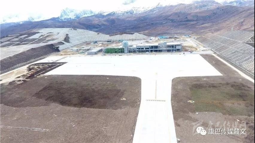 དཀར་མཛེས་གེ་སར་གནམ་གྲུ་ཐང་དུ་གནམ་གྲུ་ཚོད་འཕུར་བྱེད་ལ་ཉེ།