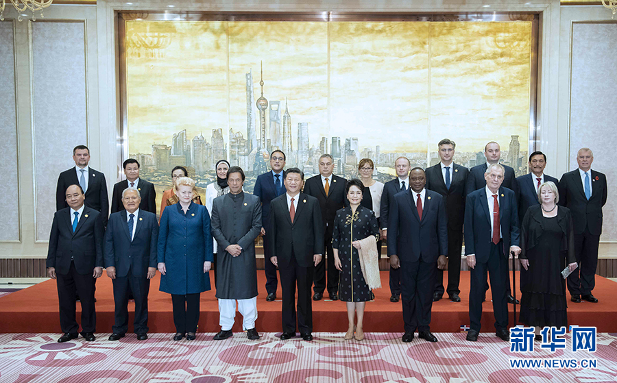 ཞི་ཅིན་ཕིང་སྟངས་དཔྱལ་ནས་རྒྱལ་ཁབ་ཁག་གི་སྐུ་མགྲོན་ལ་དགའ་བསུ་ཞུས་པ།