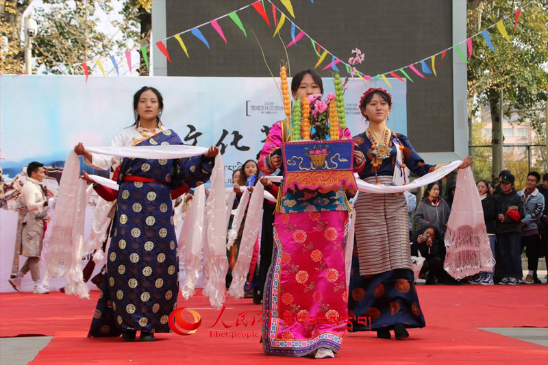 བོད་ཀྱི་རིག་གནས་དུས་ཆེན་སྐབས་བརྒྱད་པ་ཀྲུང་དབྱང་མི་རིགས་སློབ་གྲྭ་ཆེན་མོར་སྤེལ་བ།