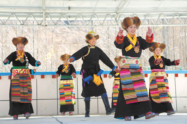 བསྒྱུར་བཅོས་སྒོ་འབྱེད་བྱས་ནས་ལོ་40འཁོར་བས་འཕྱོངས་རྒྱས་ཀྱིས་གླུ་གར་འཁྲབ་སྟོན་བྱས་ནས་ཏང་གི་བཀའ་དྲིན་ཚོར་བར་བྱས་པ།