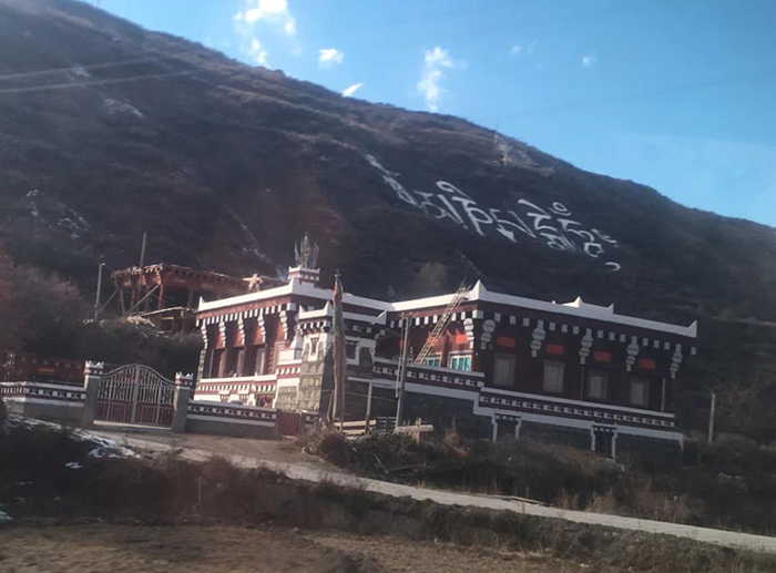 ཁམས་ཀྱི་ཁང་པའི་བཟོ་བཀོད་ནི།། བྲིས་པའི་རི་མོ་ཇི་བཞིན་མཛེས།།