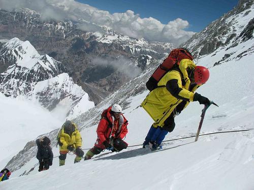 རི་འཛེག་ཐོན་ལས་ཀྱིས་ཞིང་འབྲོག་པར་འབབ་འཕར་ཡོང་རྒྱུར་རམ་འདེགས་བྱས་པ།