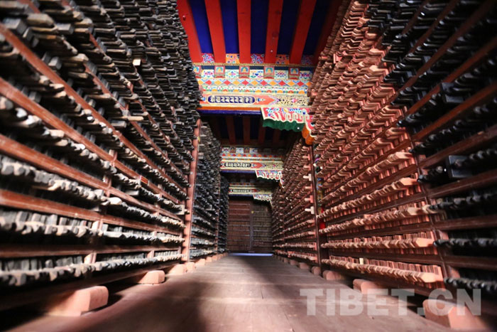 གངས་རིའི་འདབས་ཀྱི་མུ་ཏིག་འོད་ཆེན་ཏེ་སྡེ་དགེ་པར་ཁང་།
