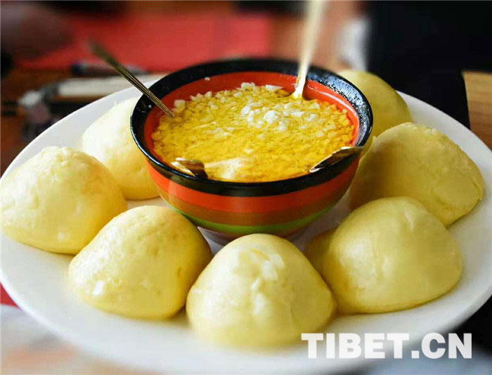 སི་ཁྲོན་དཀར་མཛེས་ཁུལ་ལི་ཐང་གི་ཁྱད་ལྡན་ཞིམ་ཟས་འགྲན་བསྡུར་སྐབས་དང་པོར་ལྟད་མོ་ཧ་ཅང་ཆེ།
