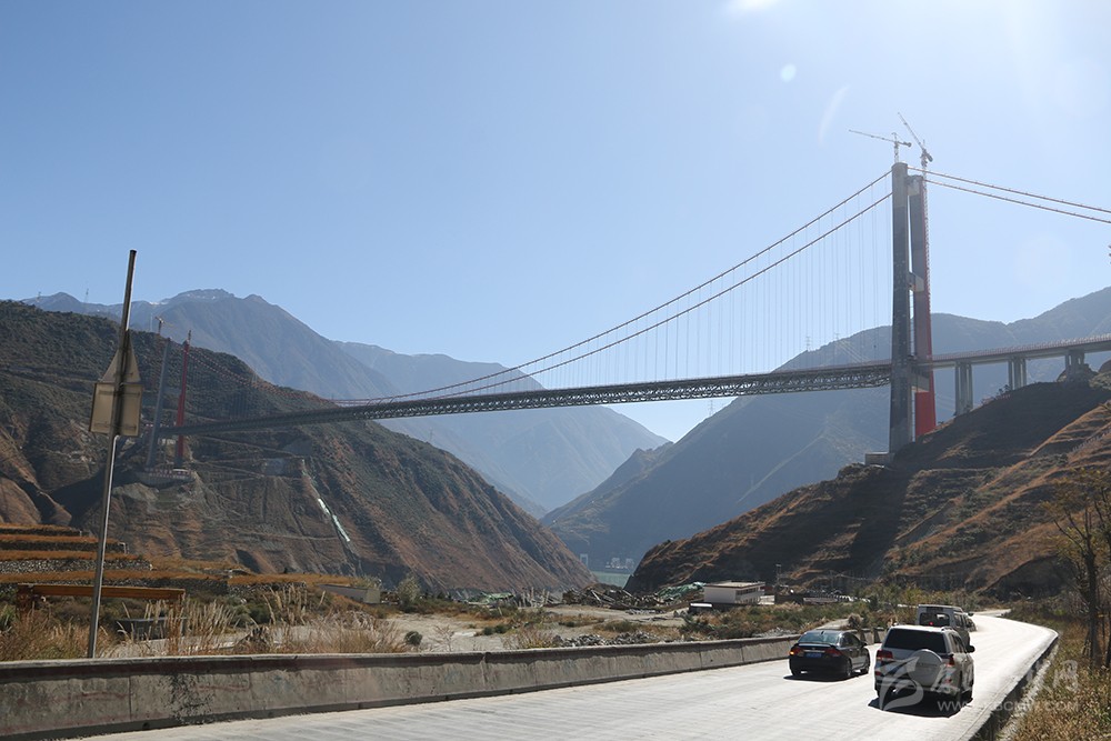 ཁྲོན་བོད་གཞུང་ལམ་ཐོག་གི་ཟམ་ཆེན་དང་པོ་ཁམས་དར་ཟམ་ཆེན།