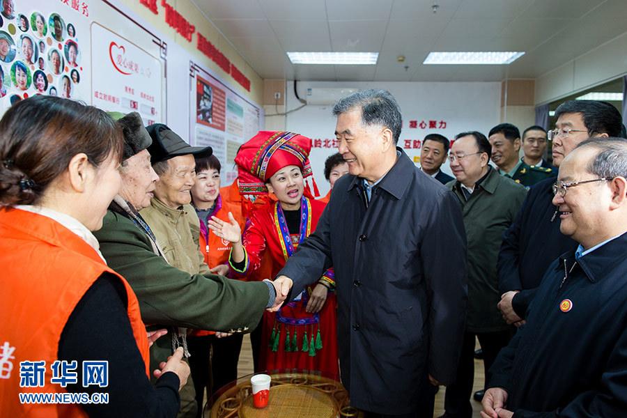 ཝང་ཡང་གིས་ཀྲུང་དབྱང་སྐུ་ཚབ་ཚོགས་པའི་ཡན་ལག་ཚོགས་པ་དང་པོའི་སྣེ་ཁྲིད་དེ་ནན་ཉིང་དུ་ཕེབས་ནས་མི་རིགས་ཁག་གི་ལས་བྱེད་མང་ཚོགས་ཚོར་གཟིགས་གནང་བ།