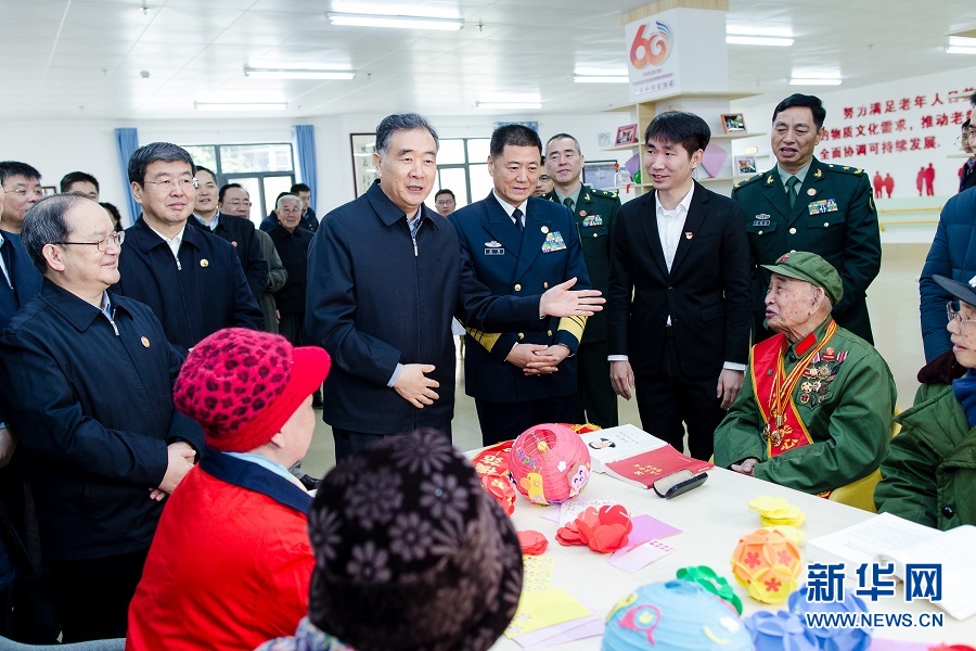 ཝང་དབྱང་གིས་ཀྲུང་དབྱང་འཐུས་ཚབ་ཚོགས་པའི་ཡན་ལག་ཚོགས་པ་དང་པོ་ཁྲིད་དེ་པེ་ཧའེ་གྲོང་ཁྱེར་གྱི་རིགས་སོ་སོ་དང་ལས་རིགས་སོ་སོའི་ལས་བྱེད་པ་དང་མང་ཚོགས་ལ་འཚམས་འདྲི་མཛད།