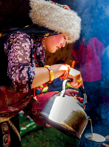 ཇུས་བཟང་གསེར་གྱི་གླིང་བུ་ཡིས། བདེ་སྐྱིད་འཚོ་བའི་དབྱངས་རྟ་སྒྲོག