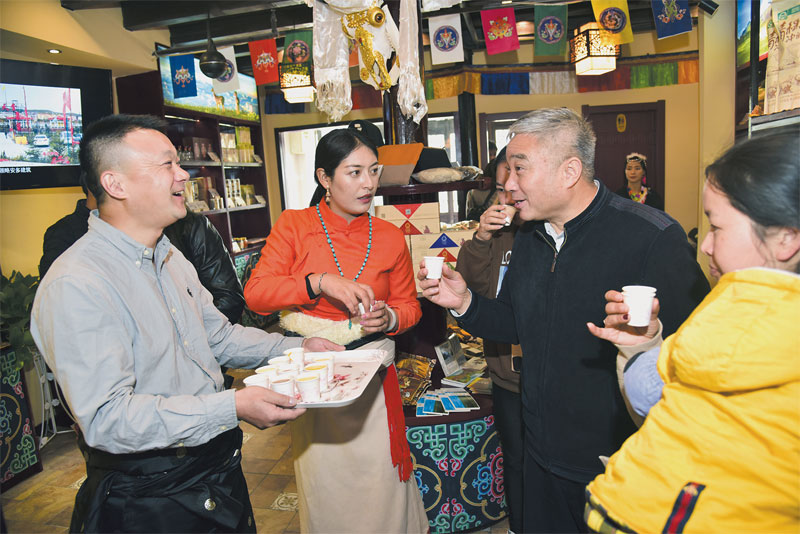 འབྲི་ཆུའི་ལྷོ་རྒྱུད་ཀྱི་མཛེས་ལྗོངས་ཁུལ་དུ་བོད་ཀྱི་རིག་གནས་མྱོང་རོལ་ཐུབ་པ། 