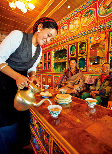 གློག་གི་སྒྲོན་མེའི་འོད་ཟེར་གྱིས། དུད་ཁྱིམ་སྟོང་གི་རེ་བ་གསལ།
