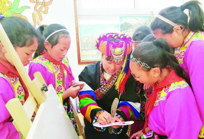 བྱིས་པར་རིག་གནས་བག་ཆགས་བཞག་ནས་དམངས་ཁྲོད་རིག་གནས་རྒྱུན་འཛིན་བྱེད་པ། 