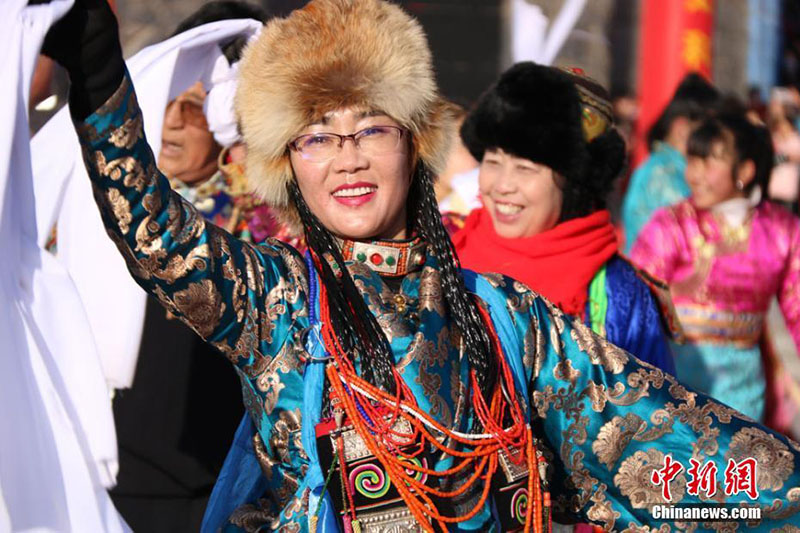 ཀན་སུའུ་ཡི་བོད་རིགས་གྲོང་ཚོའི་མི་ཁྲིའི་སྐོར་བྲོ་ལས་གྲངས་ཉུང་མི་རིགས་ཀྱི་ཡུལ་སྲོལ་གོམས་གཤིས་མངོན།