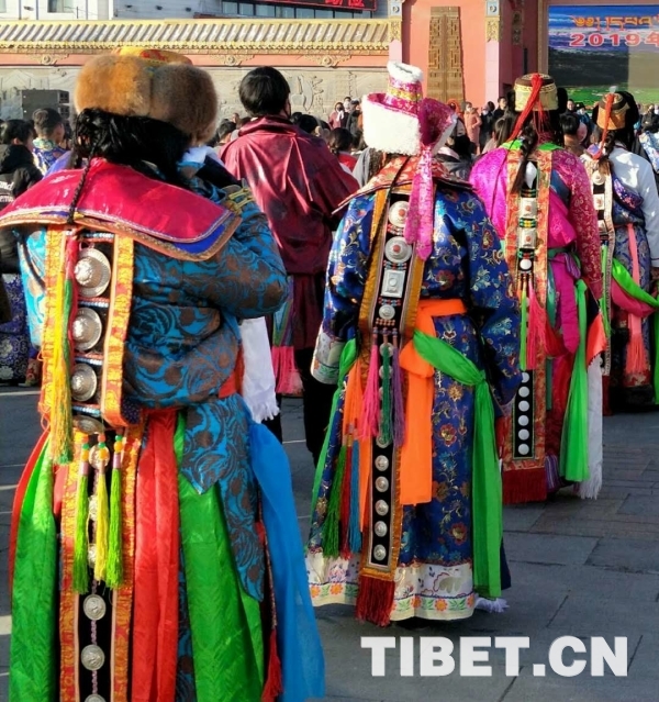 ཐུན་མོང་མ་ཡིན་པའི་དཔའ་རིས་བོད་རིགས་ཀྱི་གོས་རྒྱན།