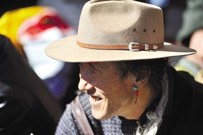 ལྷ་སའི་ཁྲོམ་ལམ་ཐོག་འཛུམ་མདངས་ཀྱིས་ཁེངས།