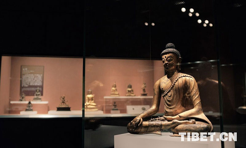 རྒྱལ་སའི་རྟེན་རྫས་བཤམས་མཛོད་ཁང་དུ་བསྐྱོད་ནས་ལོ་ངོ་སྟོང་གི་སྐུ་འདྲ་ལ་མཇལ་བ། 