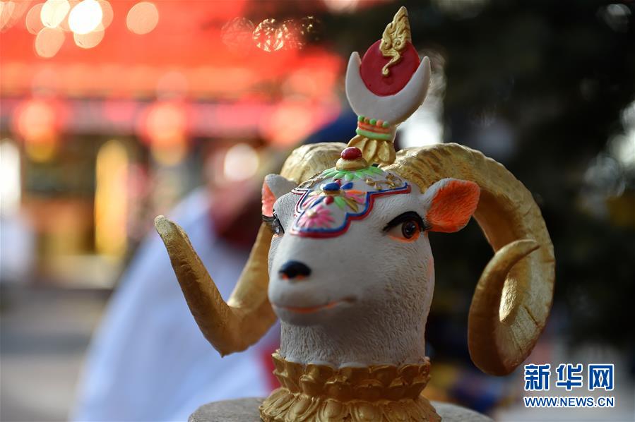 ལྷ་སའི་ཚོན་མདོག་སྣ་ལྔའི་ལོ་གསར་གྱི་མཁོ་ཆས།