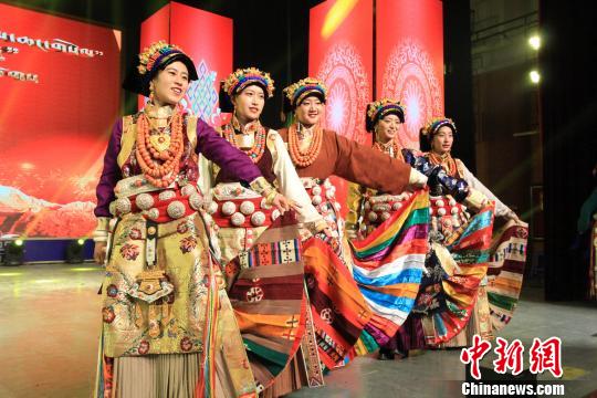 སི་ཁྲོན་འབར་ཁམས་ཀྱི་སྐབས་དང་པོའི“ཨ་ལ་ཆང་གསོལ་”རྒྱལ་རོང་བོད་ཀྱི་ལོ་གསར་དགོང་ཚོགས་འཚོགས་པ།