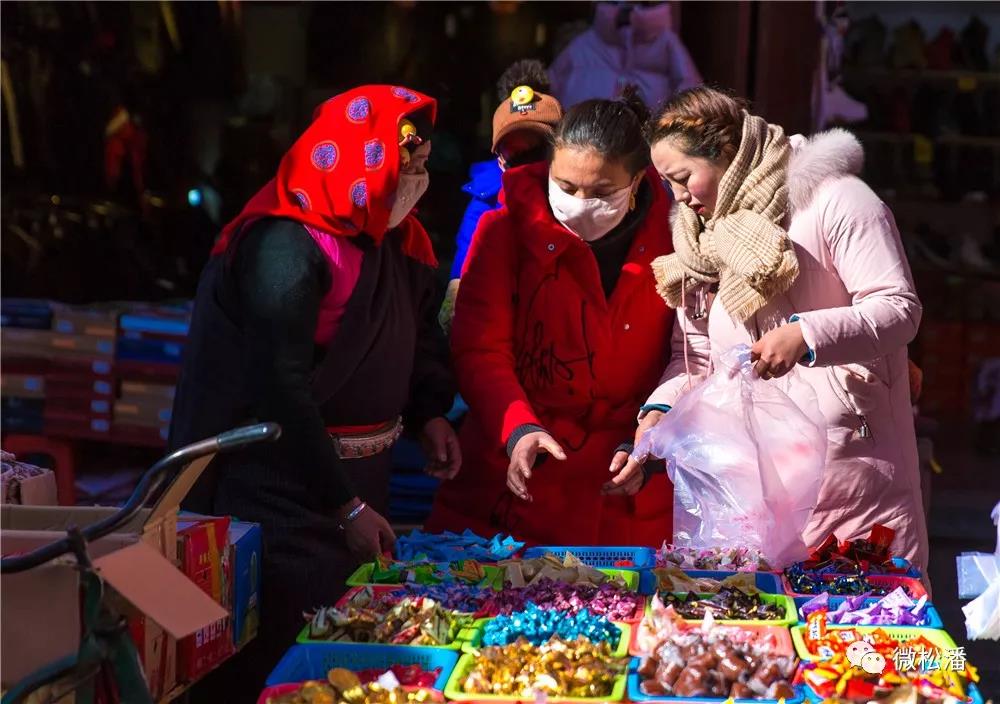 ཟུང་ཆུའི་ཚོང་ཁྲོམ་ན་ལོ་སར་ཉེ་དུས་ཀྱི་གྲ་སྒྲིག་གྱ་ནོམ་པ་བྱས་ཡོད།