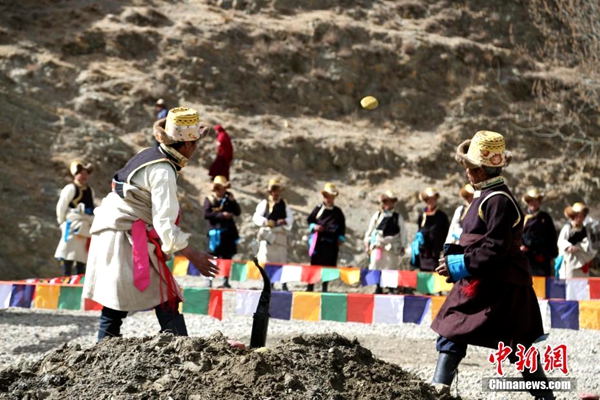 ལོ་གསར་རིང་རྡོ་སྒོར་རྒྱག་པའི་འགྲན་བསྡུར་བྱེད་སྒོ་འཁྲུག