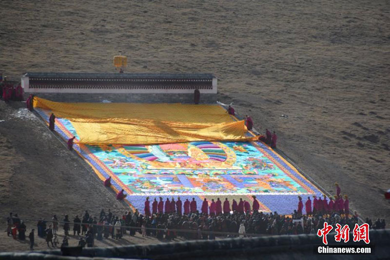 ཀན་ལྷོ་བོད་རིགས་ས་ཁུལ་དུ་ཁ་བའི་ཁྲོད་གོས་སྐུ་གཤོམ་པ།