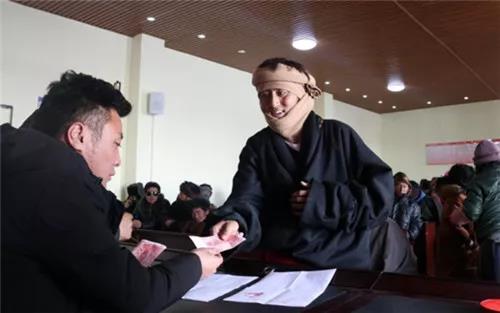 ཧུང་ཡོན་ནོར་གནག་གསོ་སྤེལ་མཉམ་ལས་ཁང་གིས་མ་རྐང་ཁེ་སྤོགས་བགོས།