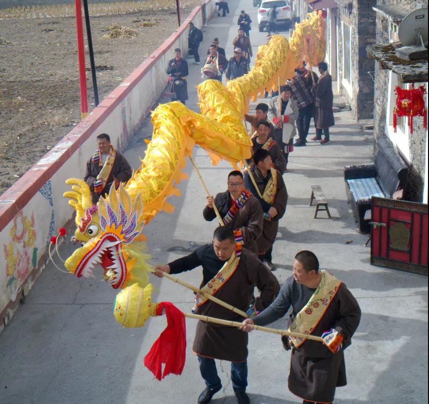 རྫོང་འགག་སྡེ་བས་དགའ་སྤྲོའི་ངང་ལོ་སར་བཅོ་ལྔའི་དུས་ཆེན་ལ་རོལ་བ།