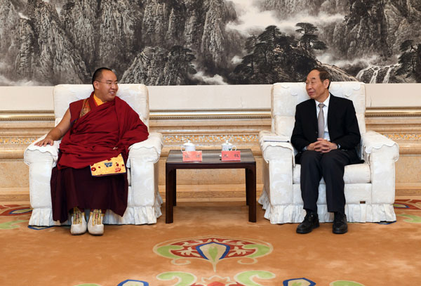ཡིའུ་ཆོན་གྱིས་པེ་ཅིང་དུ་པཎ་ཆེན་ཨེར་ཏེ་ནི་ཆོས་ཀྱི་རྒྱལ་པོ་དང་མཇལ་འཕྲད་གནང་བ།