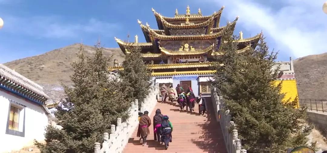 མཛོད་དགེ་རྫོང་གི་དགོན་ཁག་སོ་སོས་སྨོན་ལམ་ཆེན་མོ་འཚོགས་པ།