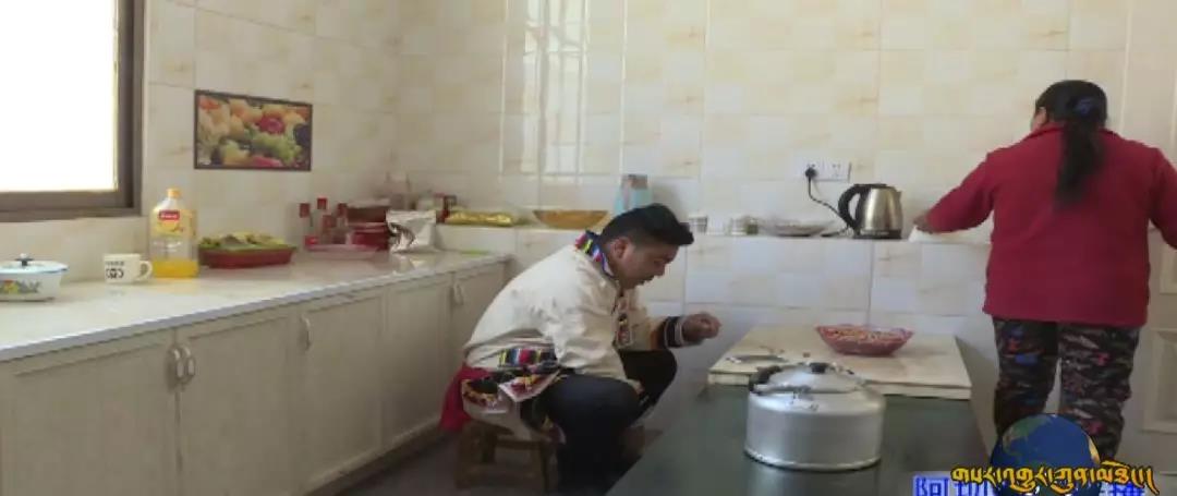 གཟི་ཚ་སྡེ་དགུའི་ཁྱིམ་ཚང་དབུལ་བོ་དག་སྡོད་ཁང་གསར་པར་སྤར་ནས་ལོ་སར་ལ་རོལ་བ།
