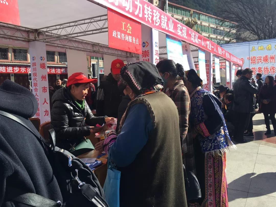 འབར་ཁམས་གྲོང་ཁྱེར་དུ་དབུལ་སྐྱོར་ལས་བསྡུ་བྱེད་སྒོ་སྤེལ།