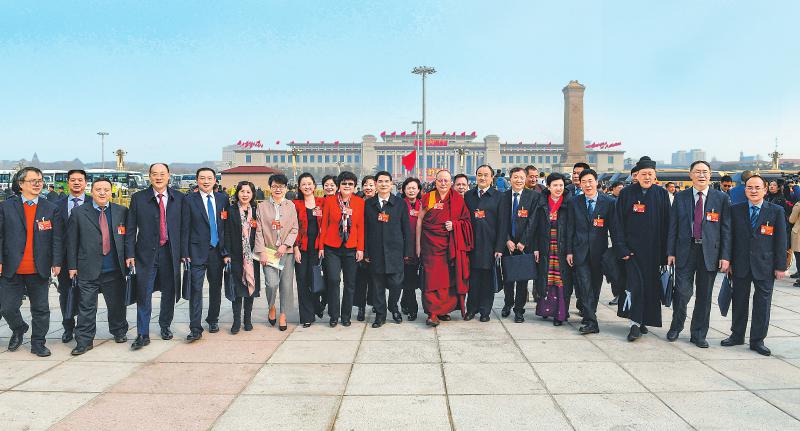 སི་ཁྲོན་གྱི་སྲིད་གྲོས་འཐུས་མི་ཨུ་ཡོན་མི་དམངས་ཚོགས་ཁང་ཆེན་མོའི་ནང་བསྐྱོད་བཞིན་པ། 
