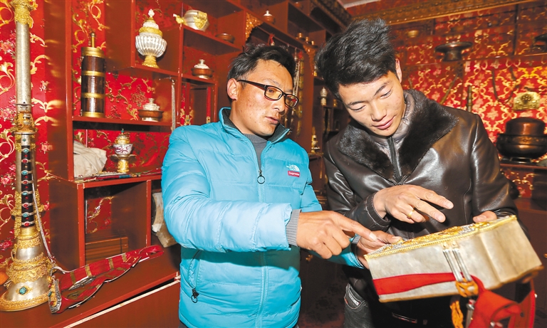 སྲོལ་རྒྱུན་མི་རིགས་ལག་ཤེས་བཟོ་རྩལ་རྒྱུན་འཛིན་བྱས་ནས་དབུལ་གྲོལ་ཕྱུག་འགྱུར་ལམ་དུ་སྐྱོད།
