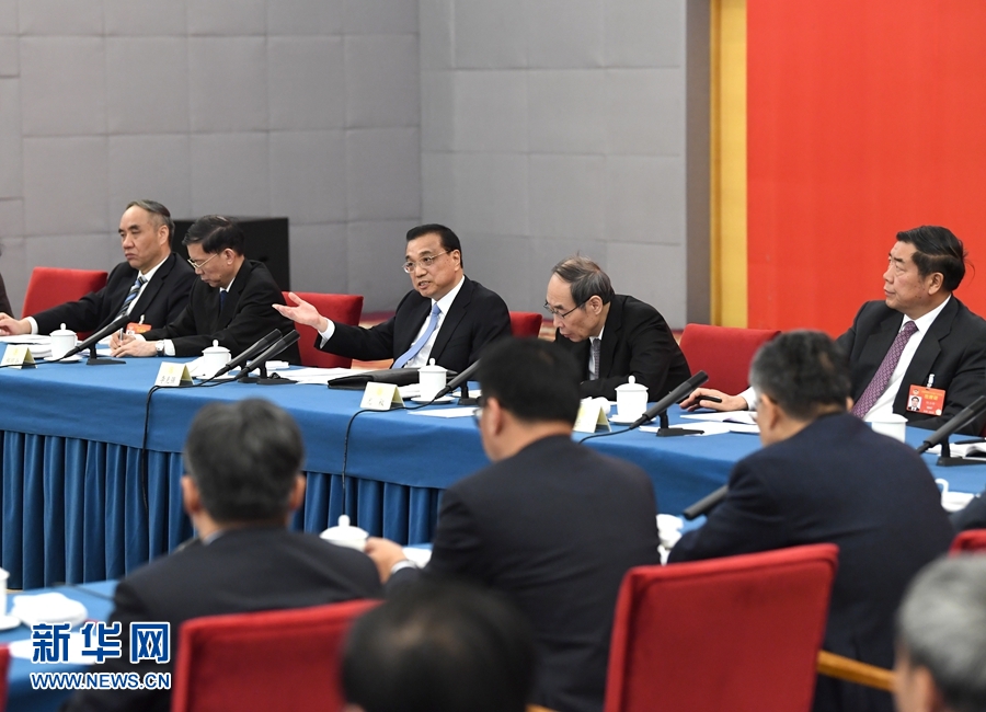 ལི་ཁེ་ཆང་གིས་རྒྱལ་ཡོངས་སྲིད་གྲོས་སྐབས་བཅུ་གསུམ་པའི་གྲོས་ཚོགས་ཐེངས་གཉིས་པར་ཞུགས་པའི་ཀྲུང་གོ་དམངས་གཙོ་རྒྱལ་འཛུགས་མཐུན་ཚོགས་དང་བཟོ་ཚོང་མཉམ་འབྲེལ་ལས་རིགས་ཀྱི་ཨུ་ཡོན་རྣམས་ལ་འཚམས་འདྲི་བྱས་པ་མ་ཟད་གྲོས་བསྡུར་ནང་ཞུགས།