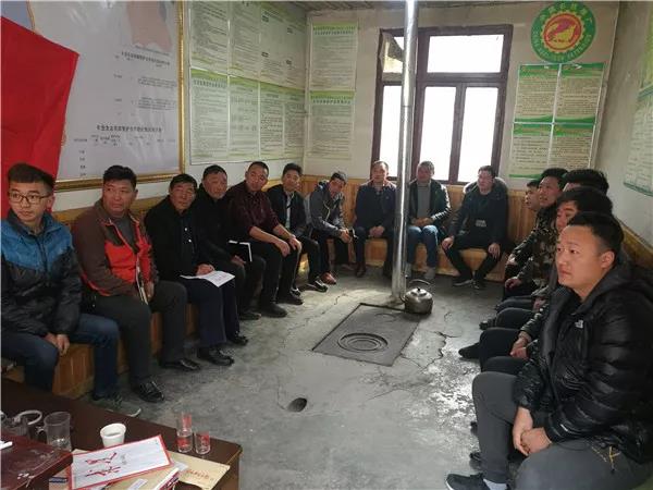 ཁྲོ་ཆུའི་ལས་བྱེད་མང་ཚོགས་ཀྱིས་ཚོགས་ཆེན་གཉིས་ཀྱི་གསར་འགྱུར་ལ་ཉན་པ།