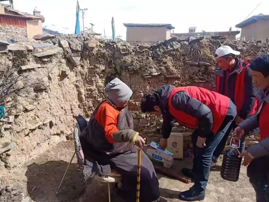 དམངས་ཕན་དོན་བཟང་འཁྱོངས་ན། ། བསམ་པ་གཅིག་ཏུ་མཐུན་ཡོང་། །