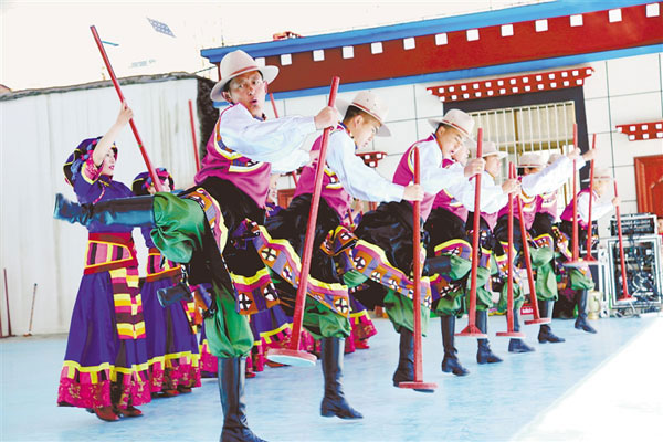 འཕྱོངས་རྒྱས་རྫོང་དུ་ཁྱིམ་ཚང་ཁྲི་སྟོང་ལ་རིག་གནས་གཤམ་སྤེལ་བྱེད་སྒོ་སྤེལ་བ།