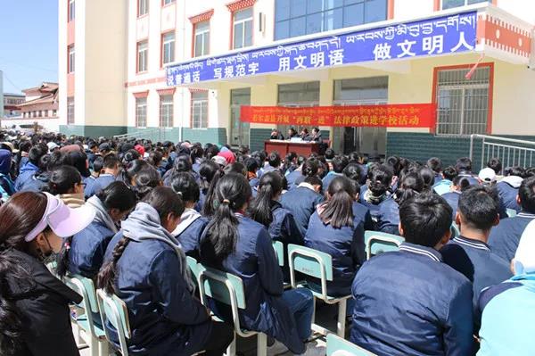 ཁྲིམས་སྐྱོང་སྒྲོག་འགྲེལ་སློབ་གྲྭར་བསྐྱོད།