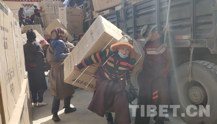 “ཁེ་ལས་སྟོང་གིས་གྲོང་ཚོ་སྟོང་ལ་རོགས་སྐྱོར”བྱེད་པ་སྟེ། གློག་ཆས་བརྒྱ་ཕྲག་འབྲོག་ཁྱིམ་དུ་སྦྱིན་པ།