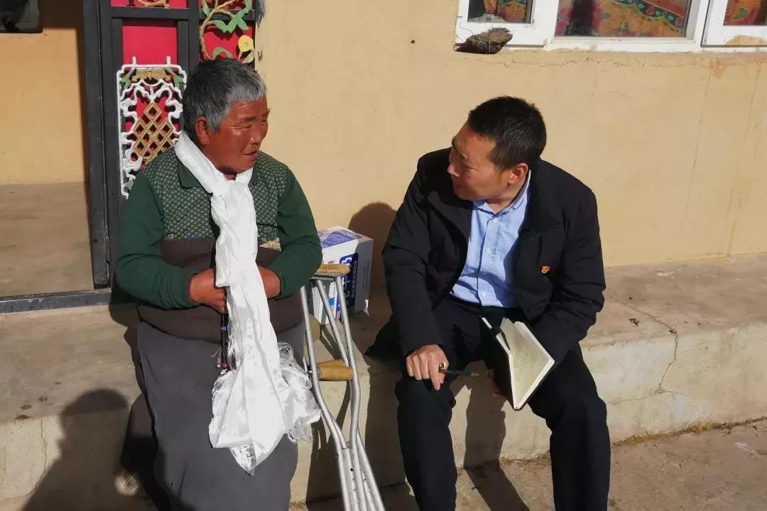 ལས་བྱེད་པ་དང་མང་ཚོགས་དབར་གྱི་བརྩེ་བ་ཆུ་དང་ཉ་མོ་བཞིན།