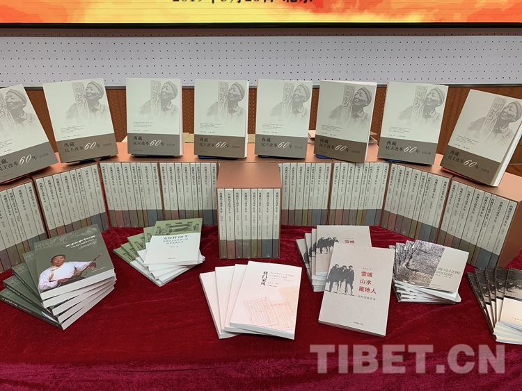 བོད་ལ་དམངས་གཙོའི་བཅོས་སྒྱུར་བཏང་ནས་ལོ་དྲུག་ཅུ་འཁོར་བའི་དཔེ་ཚོགས་འགྲེམས་སྤེལ་དང་རིག་གཞུང་དཔྱད་གླེང་ཚོགས་འདུ་པེ་ཅིང་དུ་སྤེལ་བ།