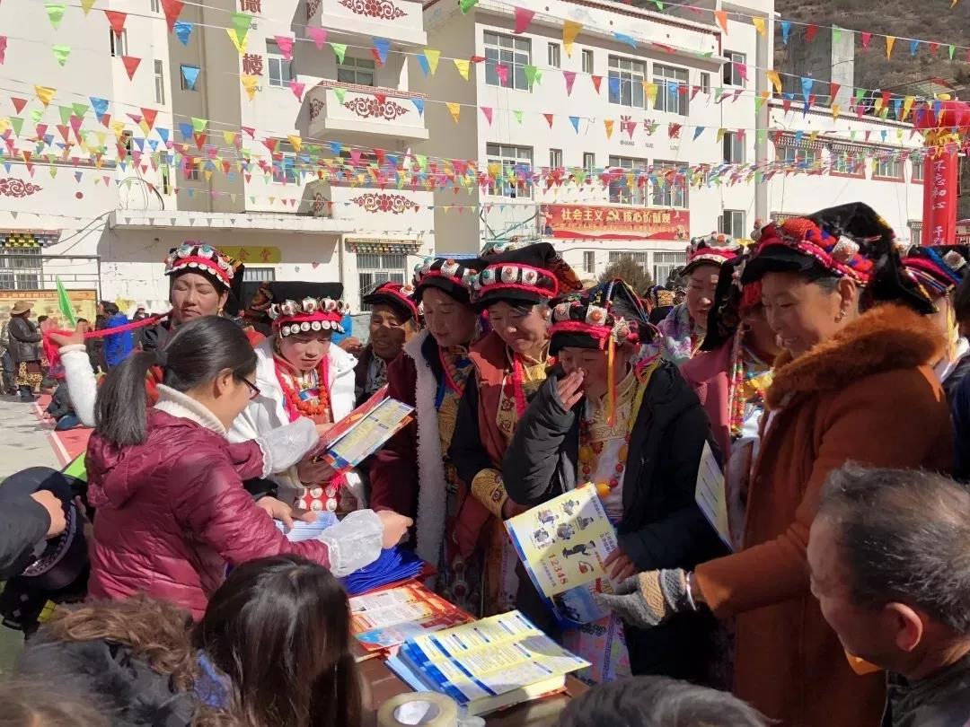 དམངས་དོན་ལེགས་པར་བསྒྲུབ།། དམངས་སེམས་ཚུར་ལ་འགུག།